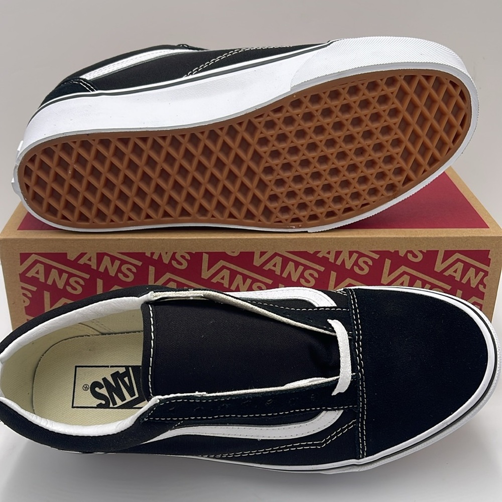 Vans Women’s Old Skool Stackform Suede/Canvas Black/True W
VN0A7Q5M6BT
Platforms - Picture 4 of 16